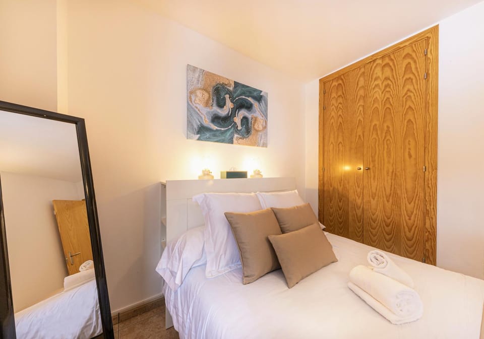 Bed, Bedroom, towels