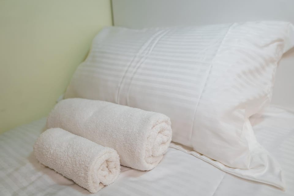 Bed, Bedroom, towels