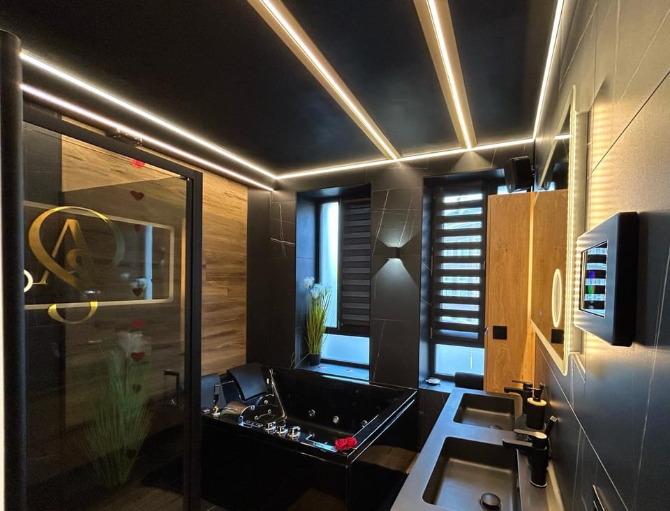 Chambre business-romantique, jacuzzi, billard, clim House in Wallonia, Belgium