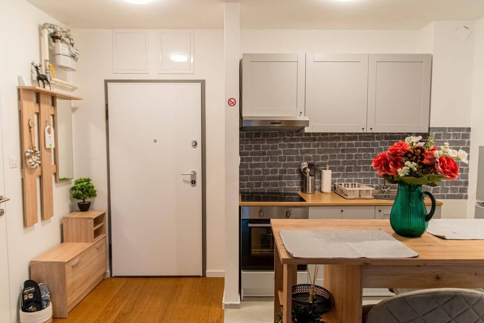 Facade/entrance, Kitchen or kitchenette, Seating area, Dining area, heating, internet, oven, stove