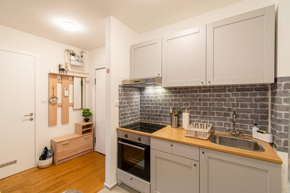 Facade/entrance, Kitchen or kitchenette, dishwasher, heating, internet, oven, stove