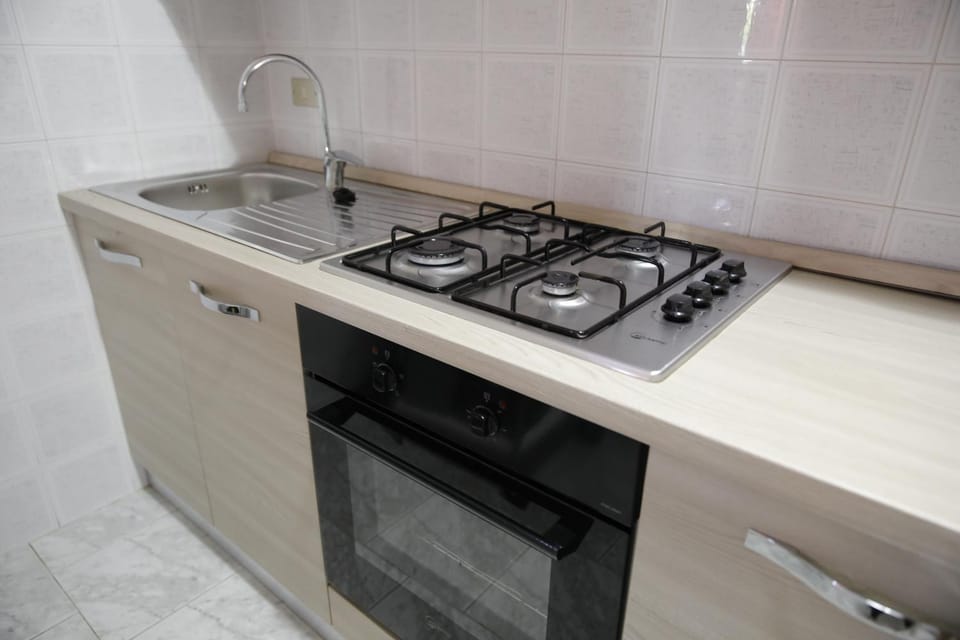 Kitchen or kitchenette, pet friendly, stove