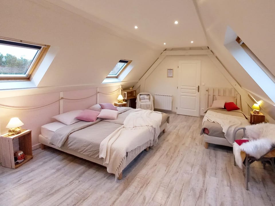 Bed, Photo of the whole room, Bedroom