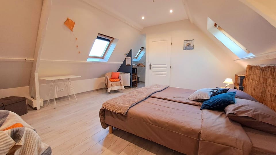 Photo of the whole room, Bedroom