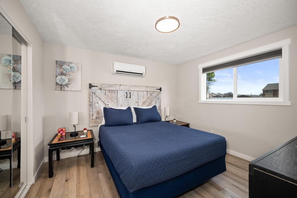 Bed, View (from property/room), Photo of the whole room, Bedroom, air conditioner