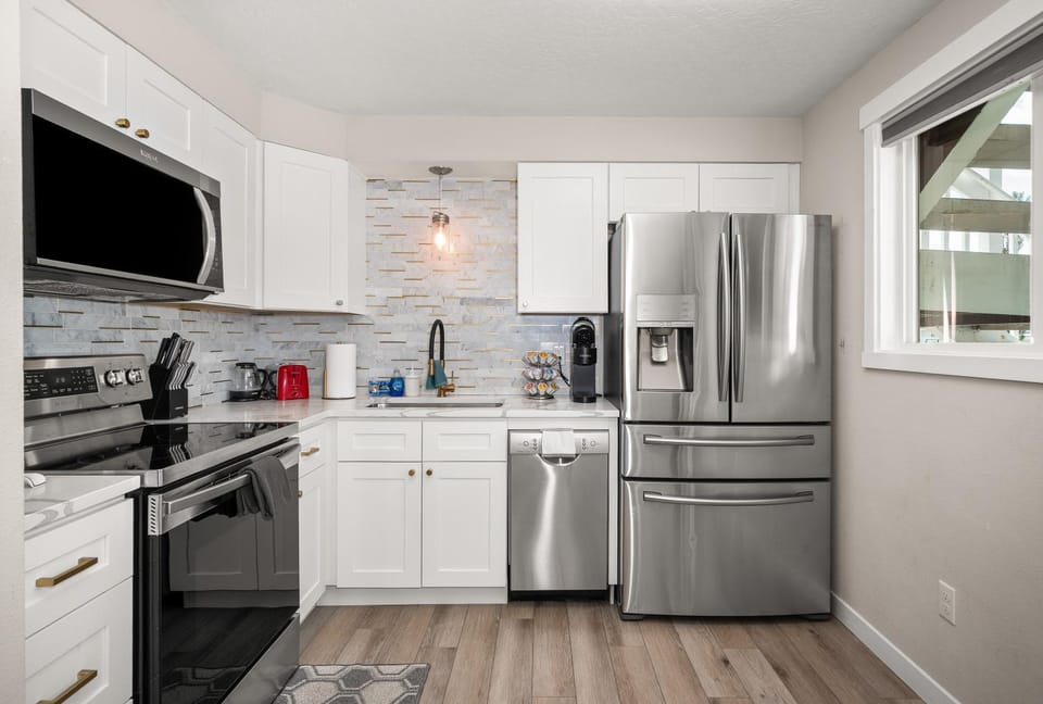 Kitchen or kitchenette, Decorative detail, dishwasher, microwave, stove