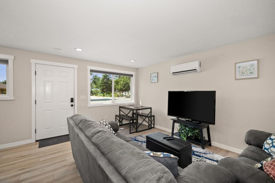 Neighbourhood, TV and multimedia, View (from property/room), Living room, Seating area, Dining area, air conditioner