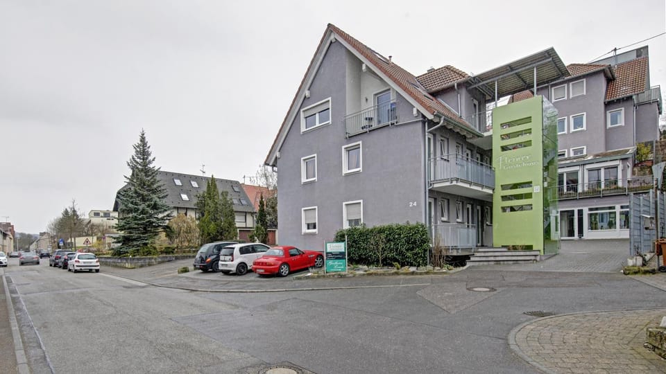 Property building, Day, Neighbourhood, Parking