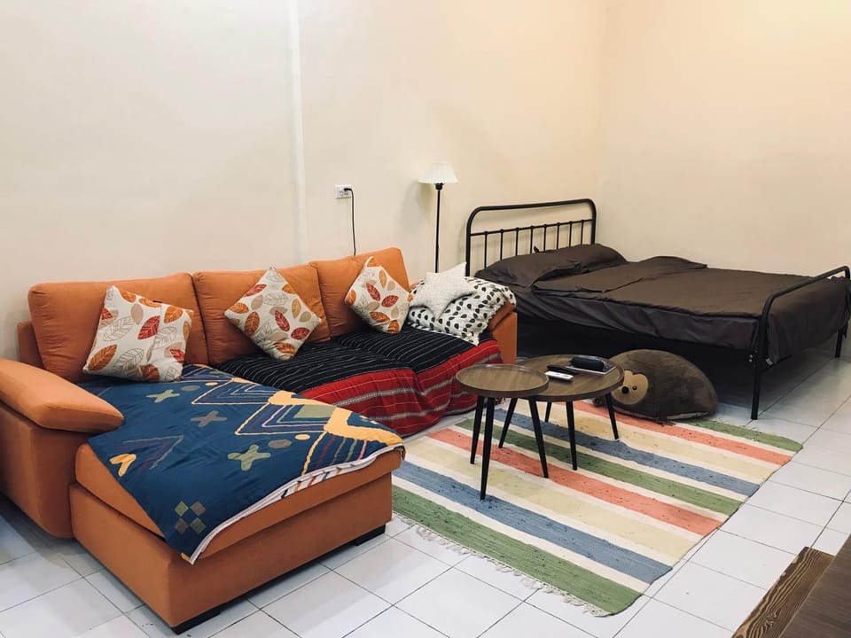 Bed, Living room, Photo of the whole room, Seating area, Bedroom