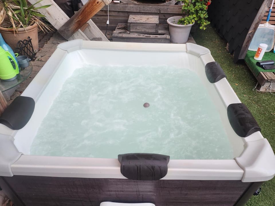 Hot Tub, Sauna
