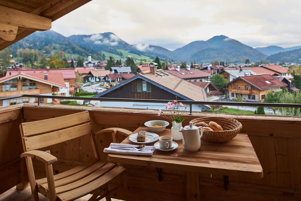 Property building, Day, Natural landscape, View (from property/room), Balcony/Terrace, Dining area, City view, Mountain view