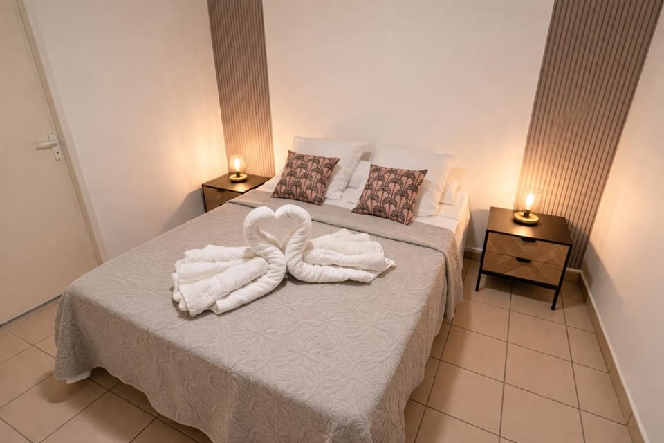 Bed, Photo of the whole room, Bedroom, towels
