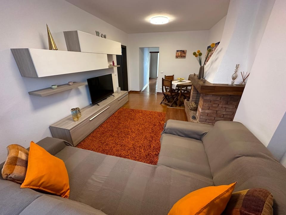 TV and multimedia, Living room, Seating area, Evening entertainment