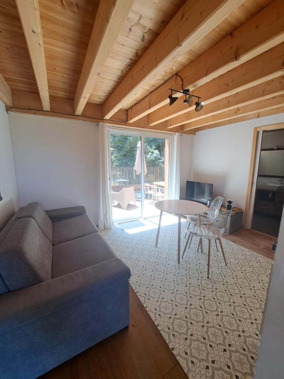 TV and multimedia, Living room, Seating area, Dining area