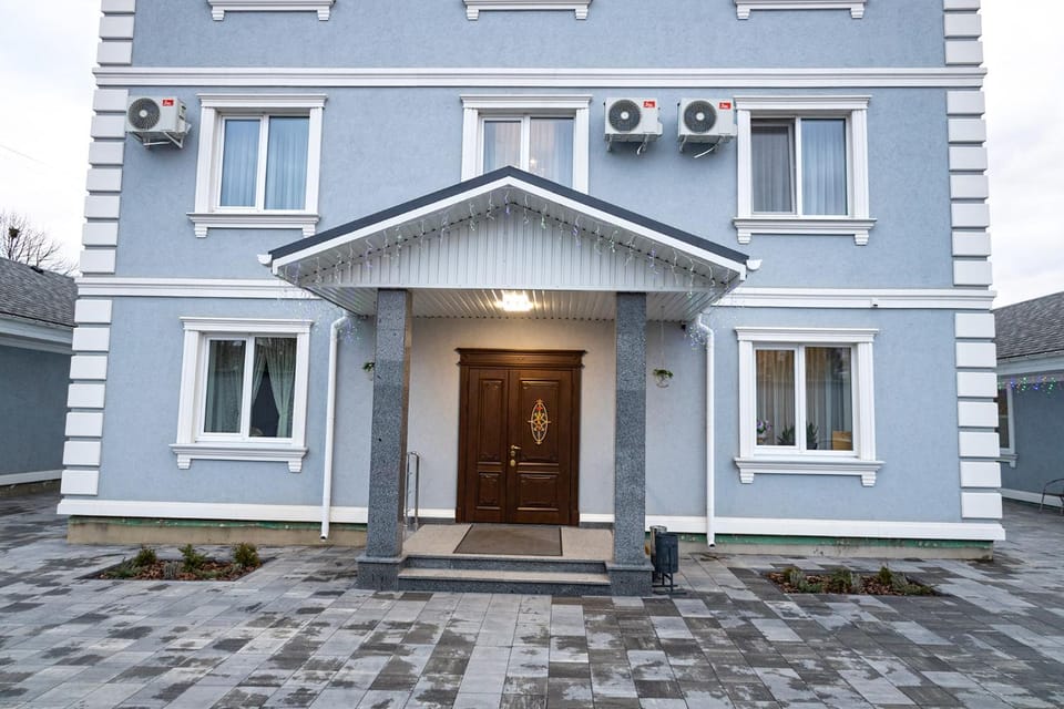 Facade/entrance
