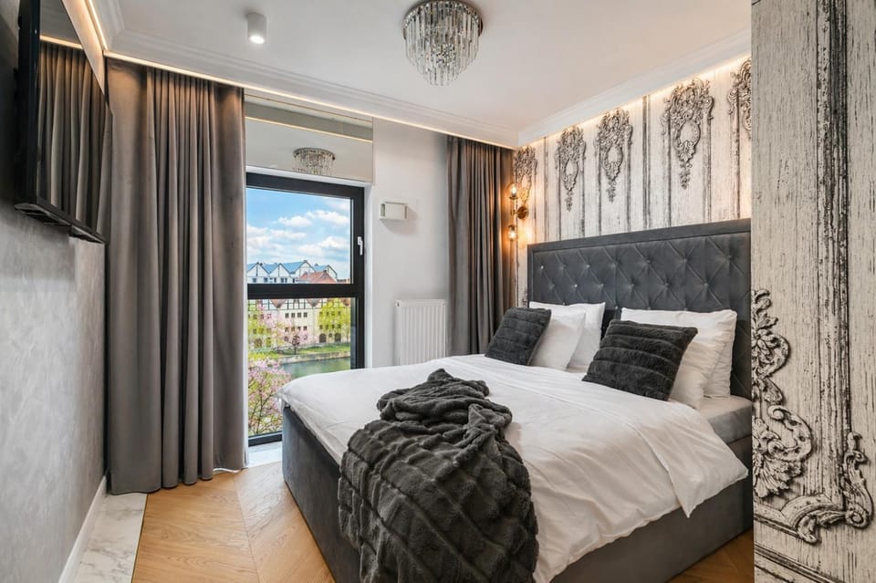 Bed, TV and multimedia, Bedroom