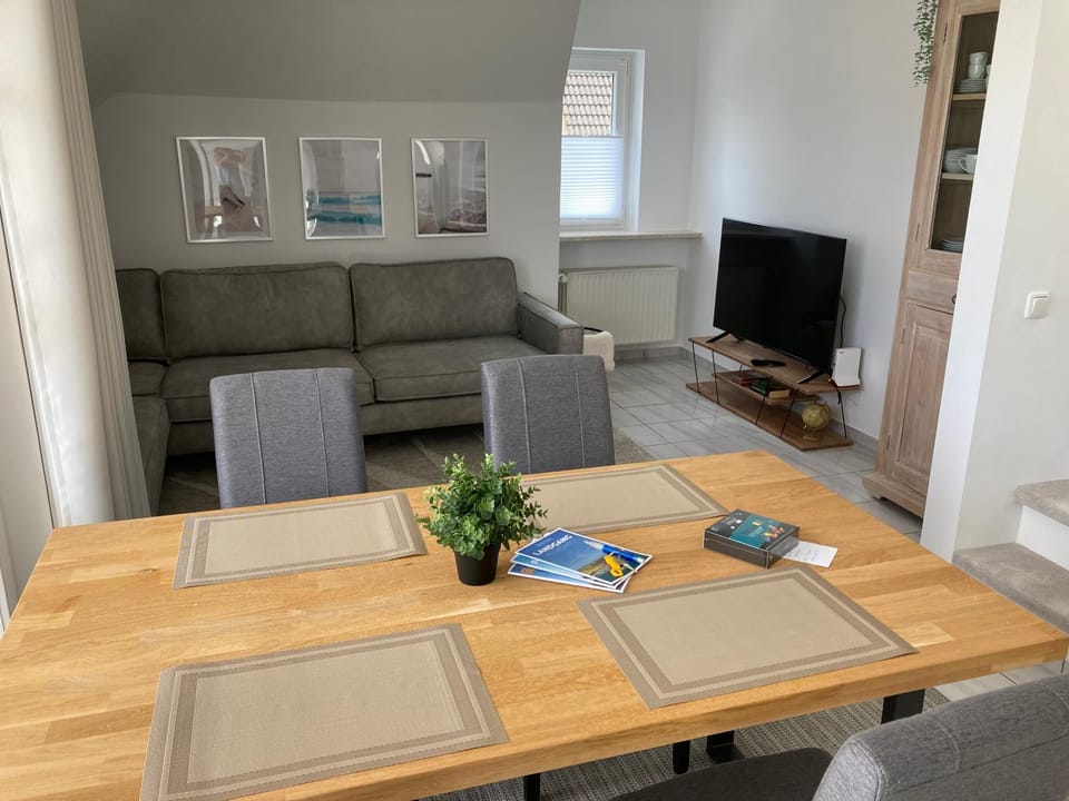 TV and multimedia, Living room, Seating area, Dining area