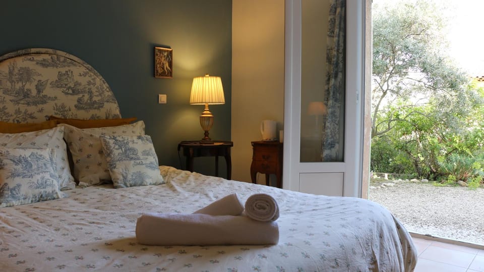 Bed, towels