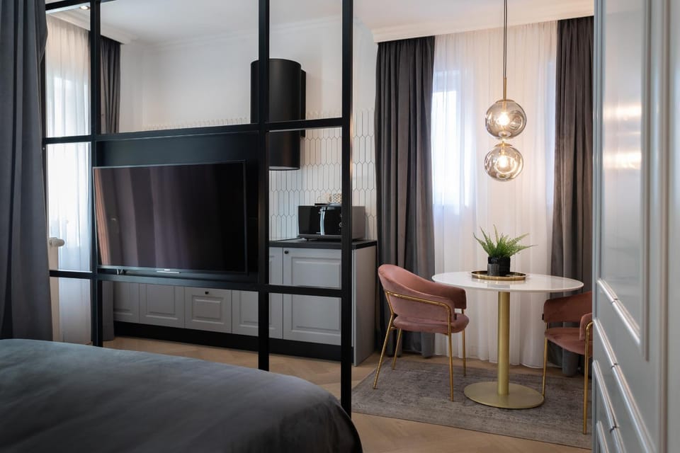 Living room, Photo of the whole room, Seating area, Bedroom