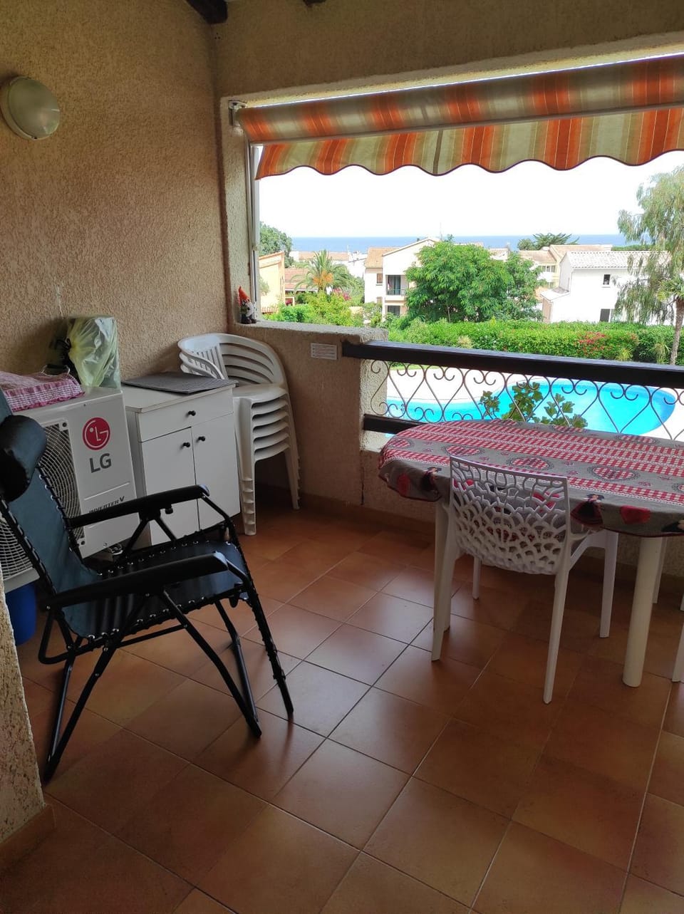 View (from property/room), Balcony/Terrace, Dining area, Pool view