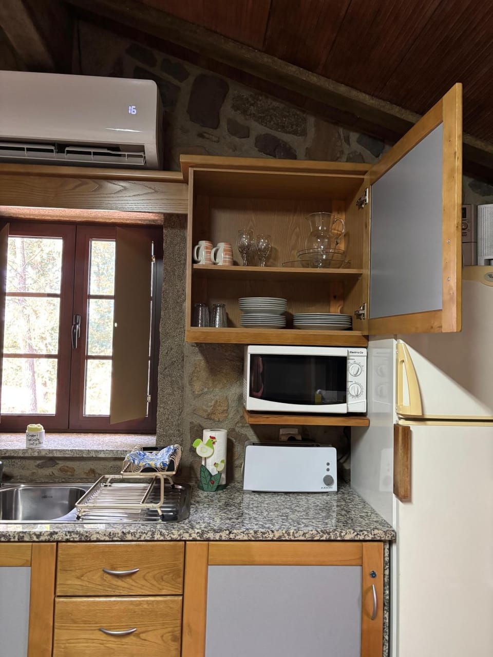 Kitchen or kitchenette, microwave, minibar, toaster, kitchen