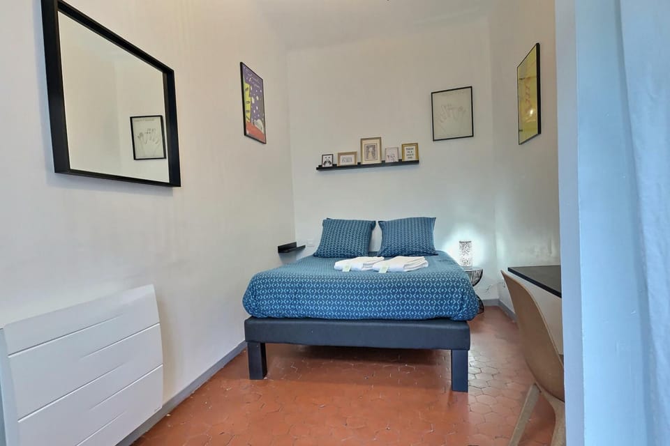 Photo of the whole room, Bedroom