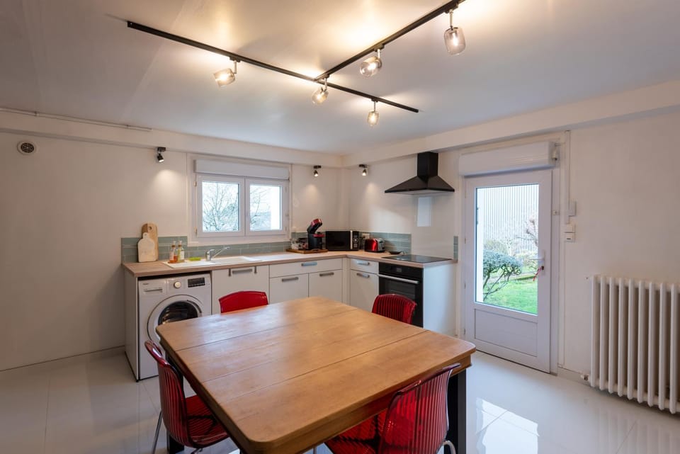 Kitchen or kitchenette, Dining area, minibar, pet friendly, stove, toaster