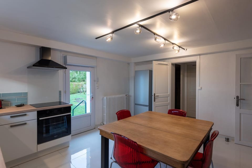 Kitchen or kitchenette, Dining area, pet friendly, stove