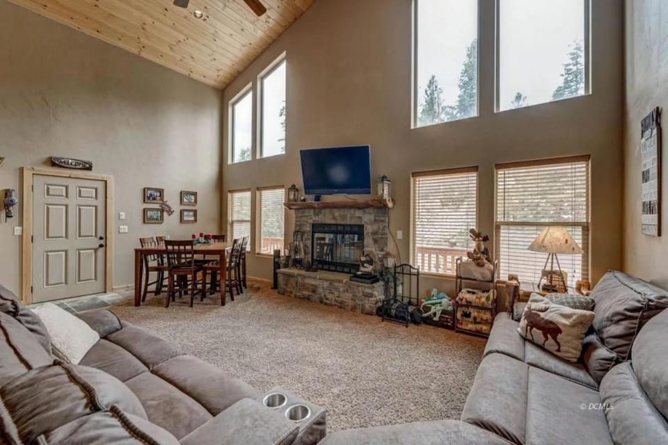 Communal lounge/ TV room, TV and multimedia, Living room, Seating area, Evening entertainment