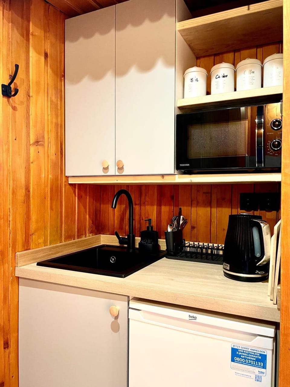 Coffee/tea facilities, Kitchen or kitchenette, oven, stove