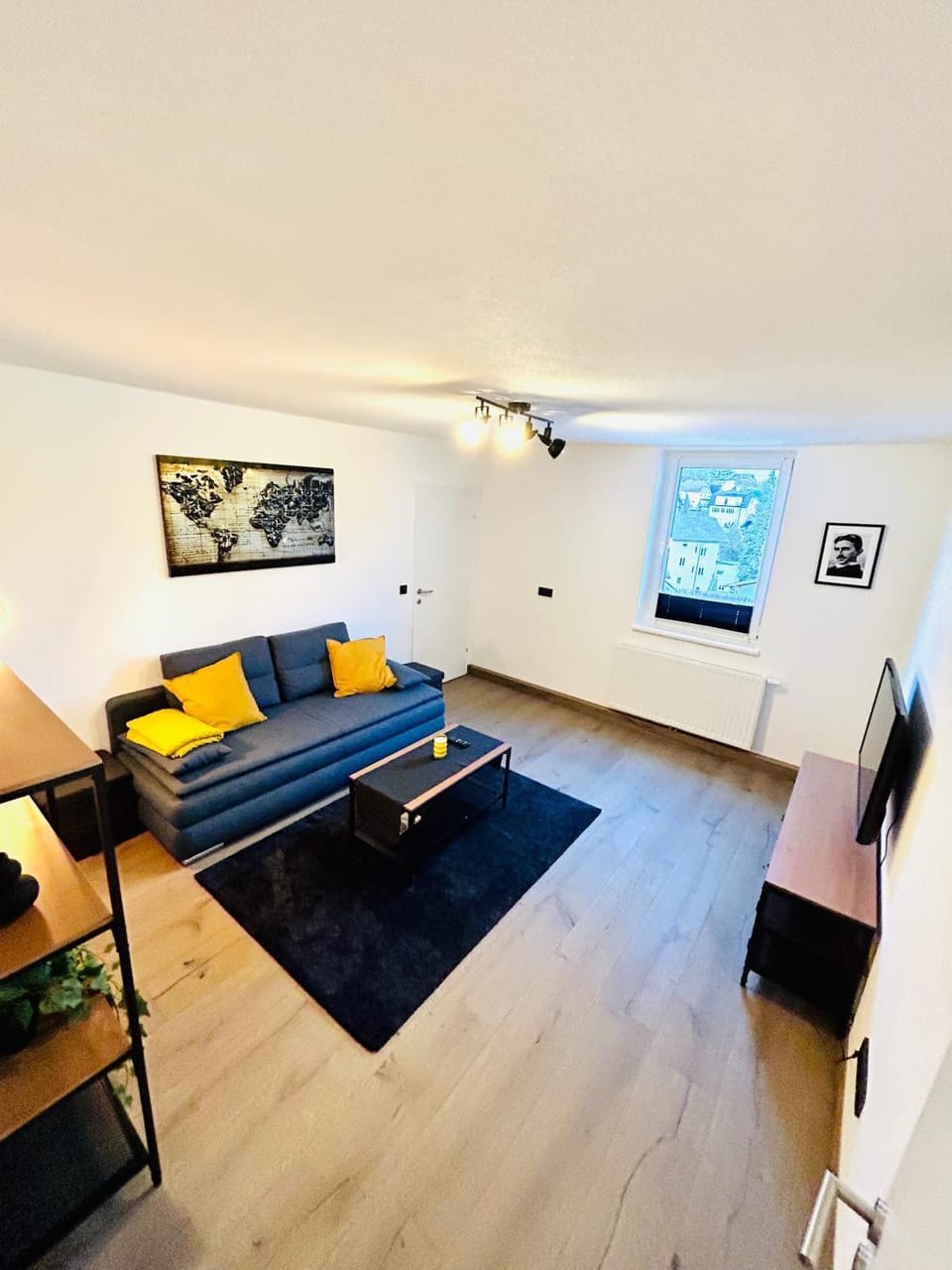 Communal lounge/ TV room, Bed, TV and multimedia, Living room, Seating area, Evening entertainment