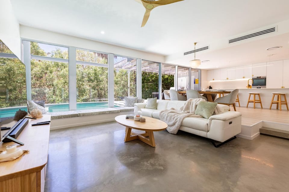Ocean House - 4 BR with Media Room & Private Pool - 100m to Beach House in Agnes Water