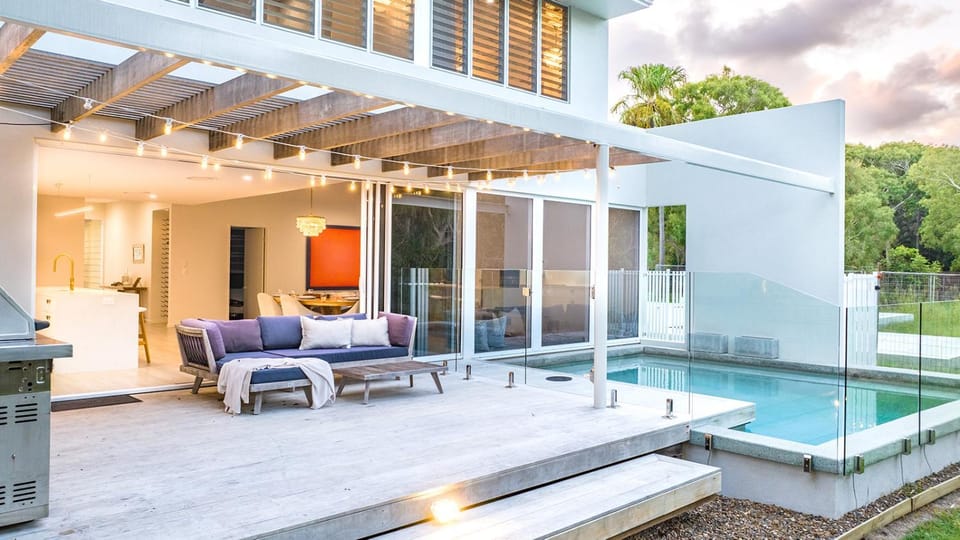 Ocean House - 4 BR with Media Room & Private Pool - 100m to Beach House in Agnes Water