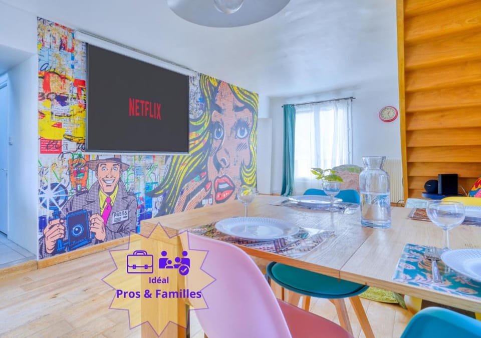 Activities, TV and multimedia, Living room, Seating area, Dining area, Evening entertainment, Text overlay, Entertainment, Meals, Dinner, Family, Parking, locker