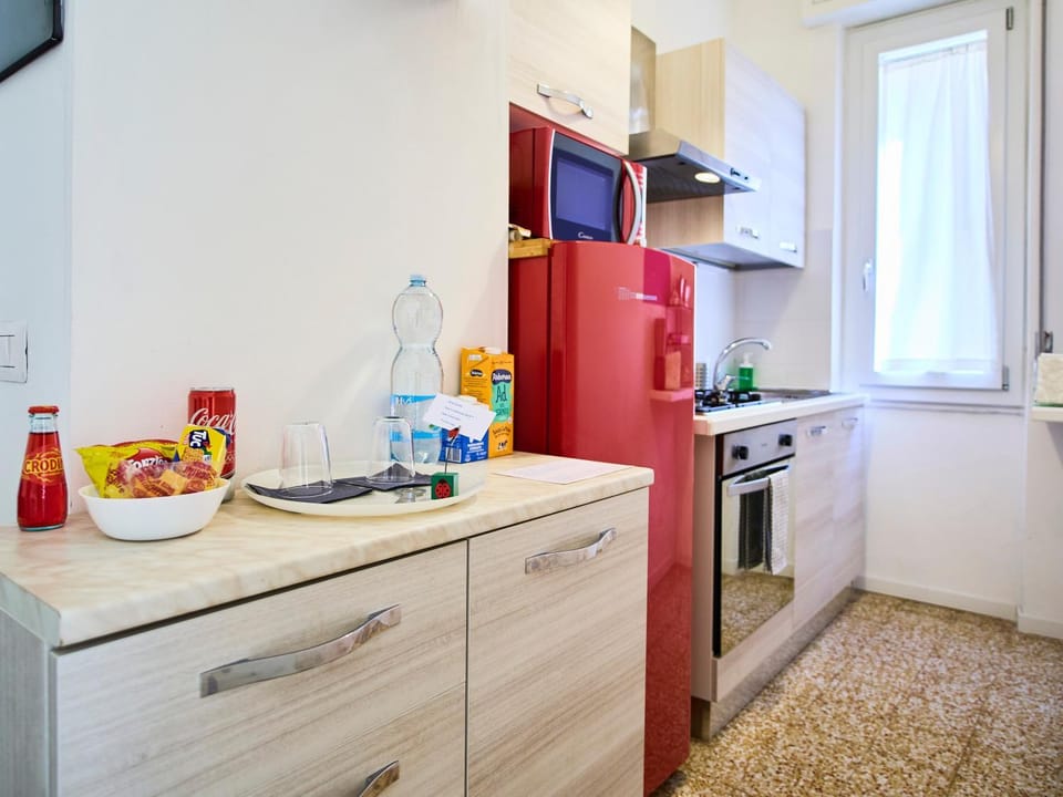 Coffee/tea facilities, Kitchen or kitchenette, microwave, oven, stove