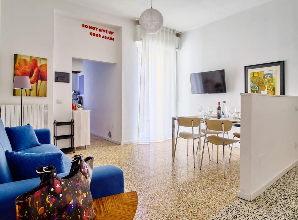 Living room, Seating area, Dining area, Evening entertainment, air conditioner
