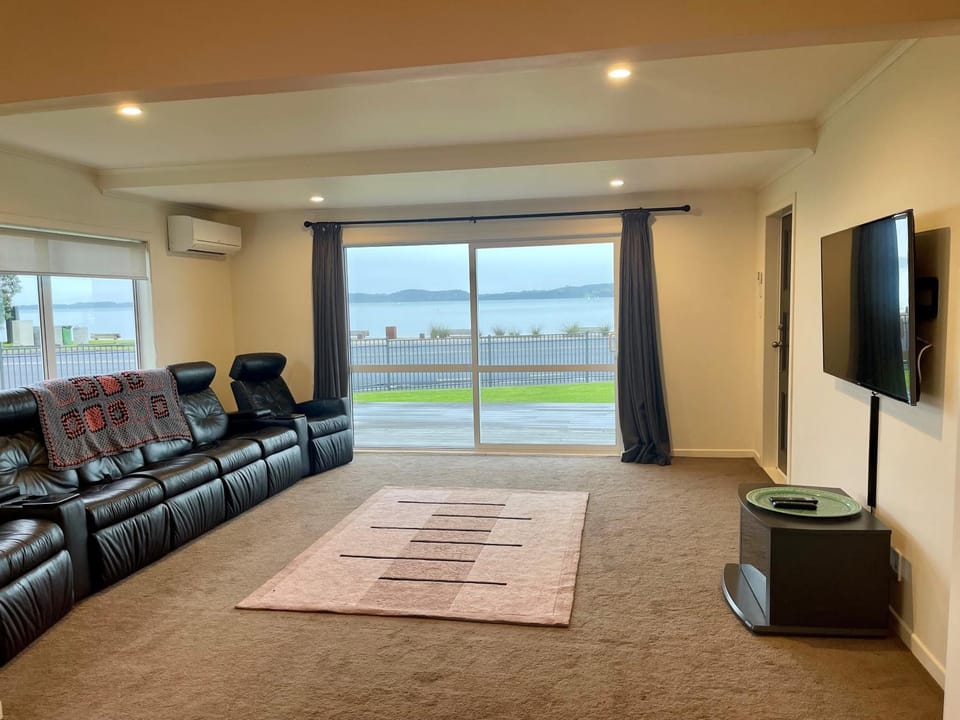 TV and multimedia, Living room, Evening entertainment, air conditioner