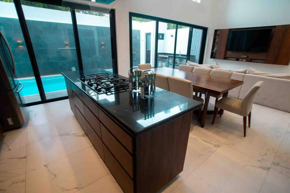 Casa Moderna de 4 Pisos Con Rooftop Vista Al Mar House in Isla Mujeres