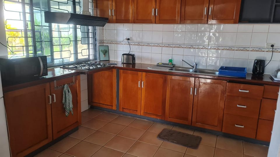 Spacious 4-bdrm fully self-contained WIFI, Parking Apartment in Suva