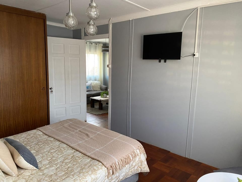 Bed, TV and multimedia, Photo of the whole room, Bedroom, wardrobe