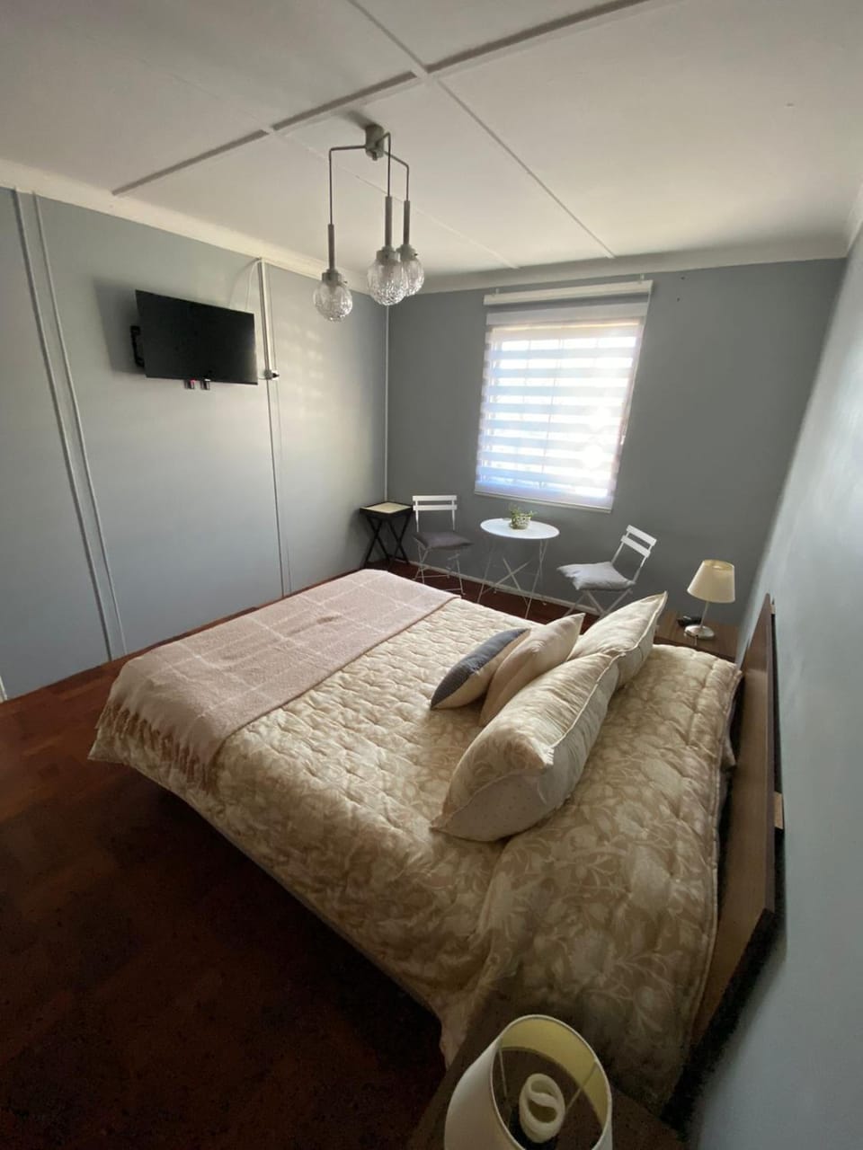 Bed, TV and multimedia, Bedroom, towels