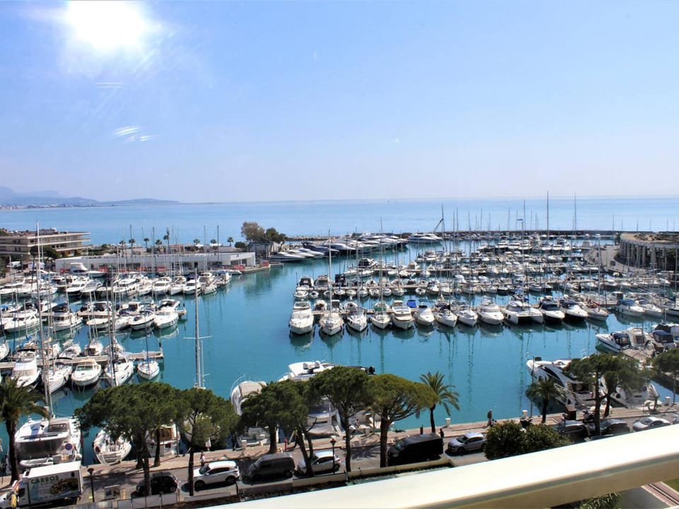 Superbe 3 Pièces avec Terrasse, Clim et Vue Mer à Villeneuve-Loubet Apartment in Villeneuve-Loubet