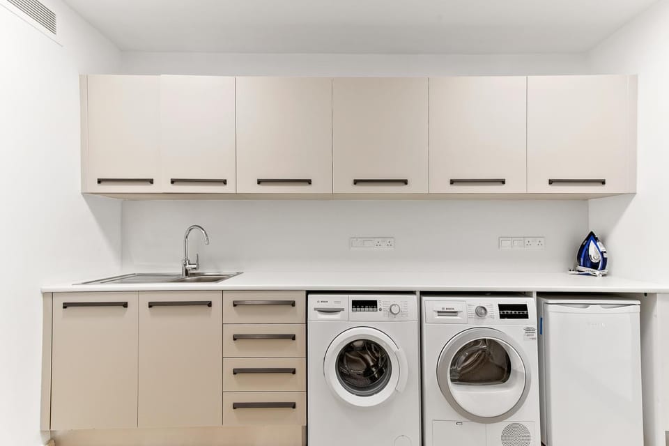 Kitchen or kitchenette, washing machine