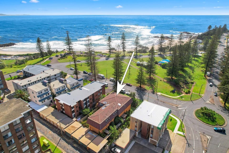 Property building, Nearby landmark, Day, Neighbourhood, Natural landscape, Bird's eye view, Beach, Sea view, Location