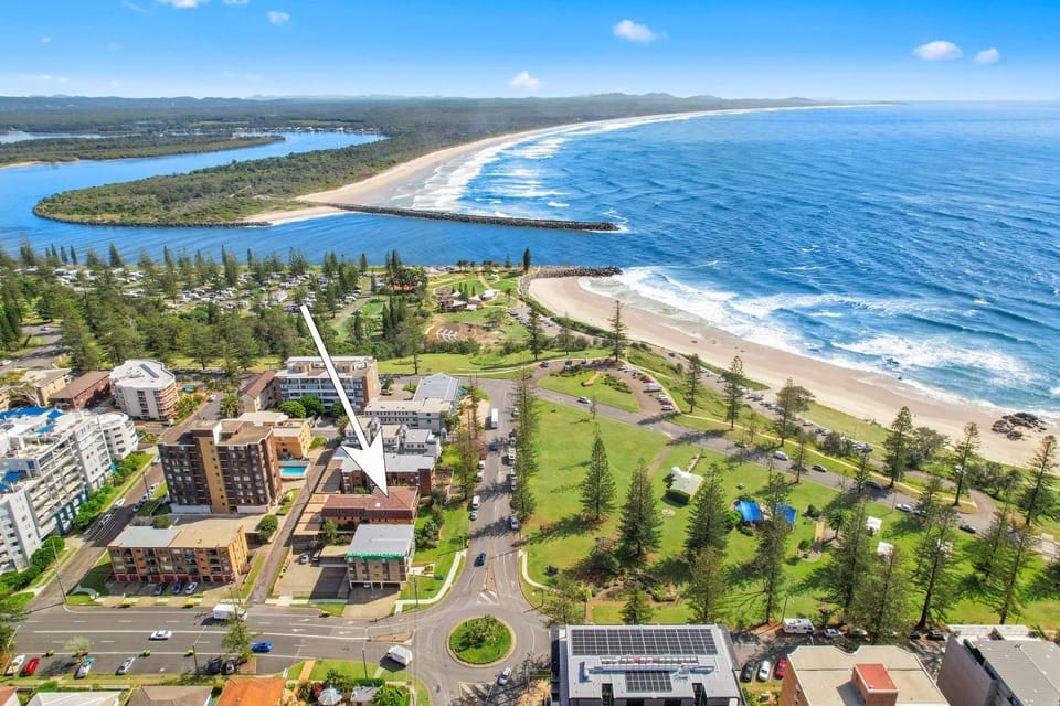 Property building, Nearby landmark, Day, Neighbourhood, Natural landscape, Bird's eye view, Beach, Sea view, Location