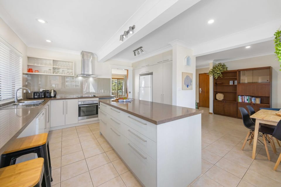 Kitchen or kitchenette, Dining area, dishwasher, oven, stove, toaster