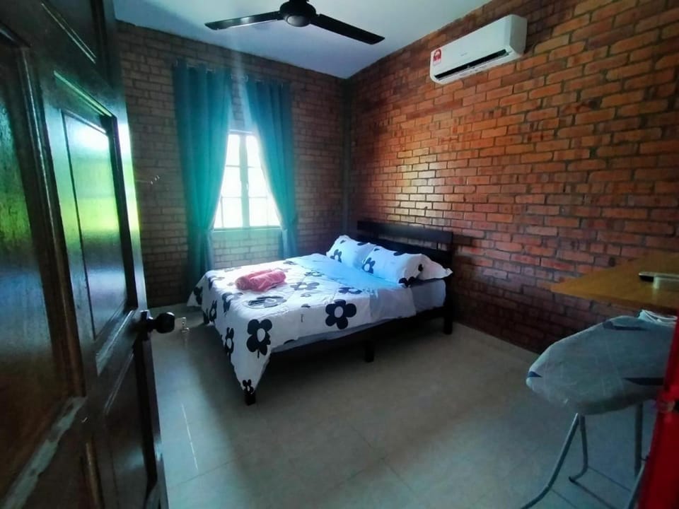 Bed, Bedroom, fireplace, air conditioner