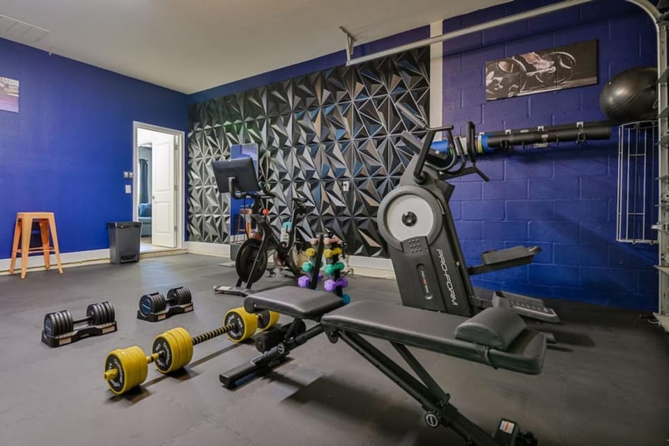 6BR Heated Pool + Spa, Gym+ Peloton, Theater, GameRoom Villa in Tampa