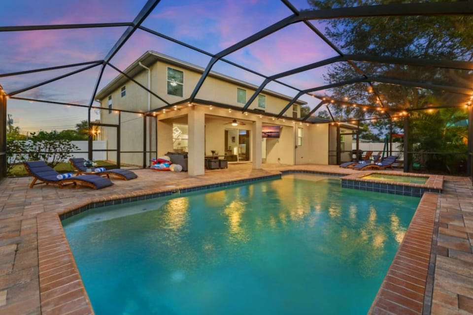 6BR Heated Pool + Spa, Gym+ Peloton, Theater, GameRoom Villa in Tampa