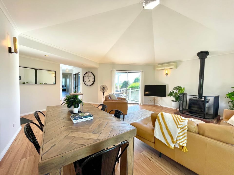 Communal lounge/ TV room, TV and multimedia, Living room, Dining area